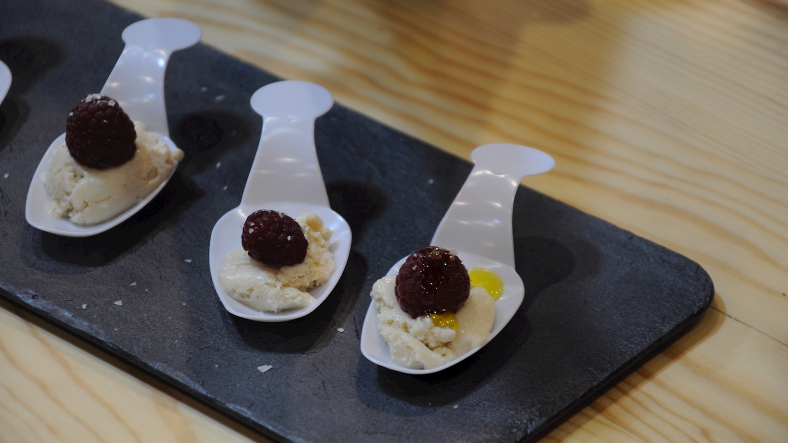 Vinagres eco y envejecidos
De vino blanco, con ajo o de manzana. Procedentes de vinos de la mejor calidad, elaboración natural y reposo en tinajas