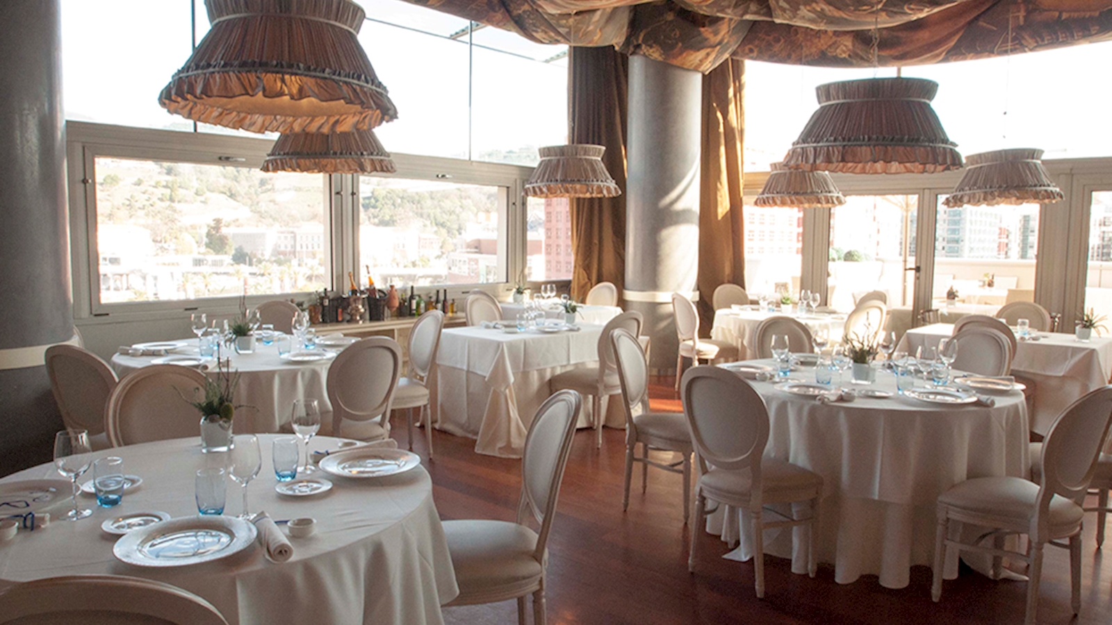 1 Estrella Michelín y 2 soles Guía Repsol. Gestionado por Fernando Canales. Cocina de gran producto y justa elaboración.