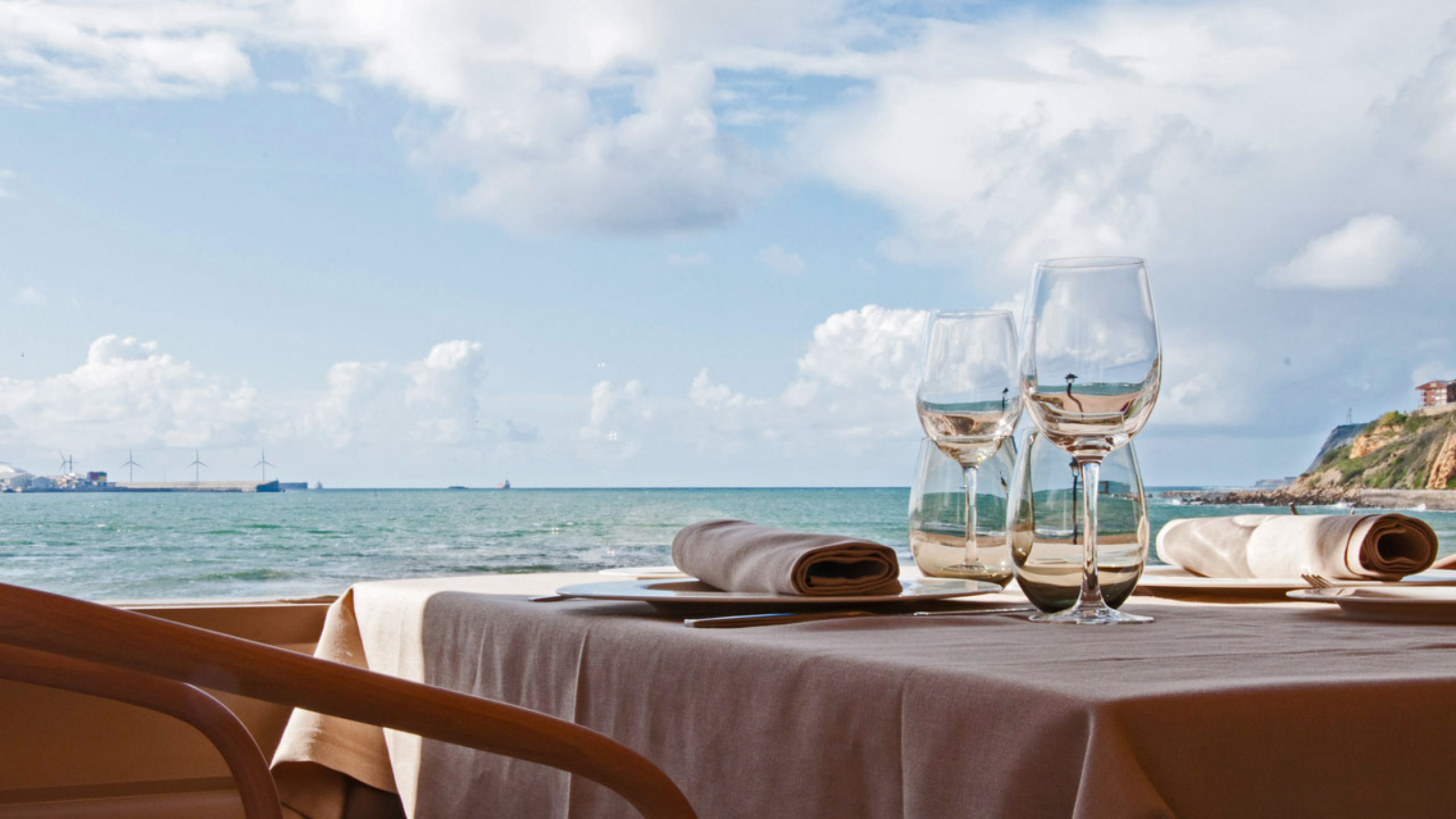 Celebra tu Boda en el restaurante Tamarises Izarra en Getxo
En Tamarises Izarra sabemos que vuestra boda es muy especial, tanto para la pareja como para vuestros invitados, y queréis que sea una celebración única, con la mejor gastronomía y una atención exquisita. Con dos terrazas abiertas al mar y tres salones interiores con vistas a la playa de Ereaga, el restaurante Tamarises Izarra en Getxo es el lugar ideal celebrar vuestra boda absolutamente personalizada.