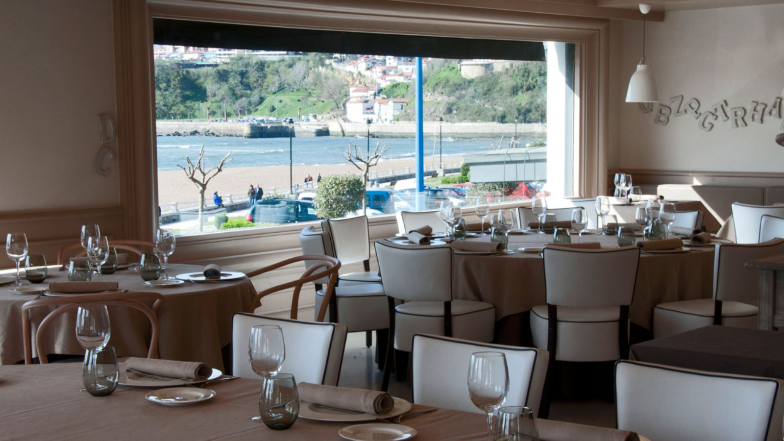 Cocina vasca de autor en Tamarises Izarra

En el Restaurante Tamarises Izarra combinamos lo mejor de la gastronomía vasca, la innovación de la cocina de autor y la mejor materia prima y producto de mercado.