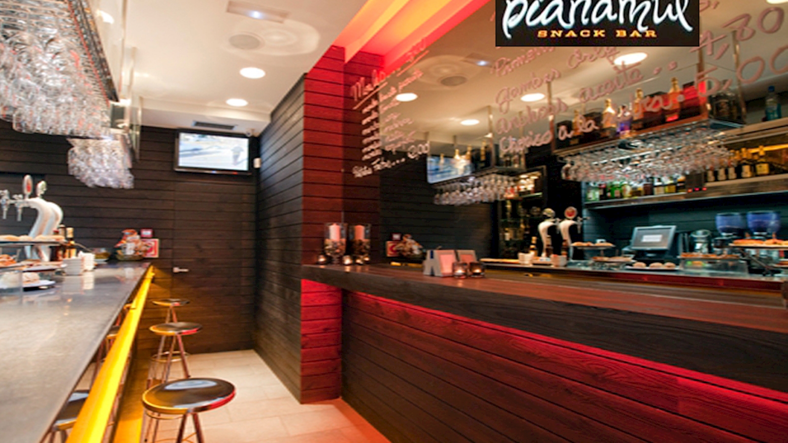 Bar de pintxos, raciones, platos combinados y pizzas. 