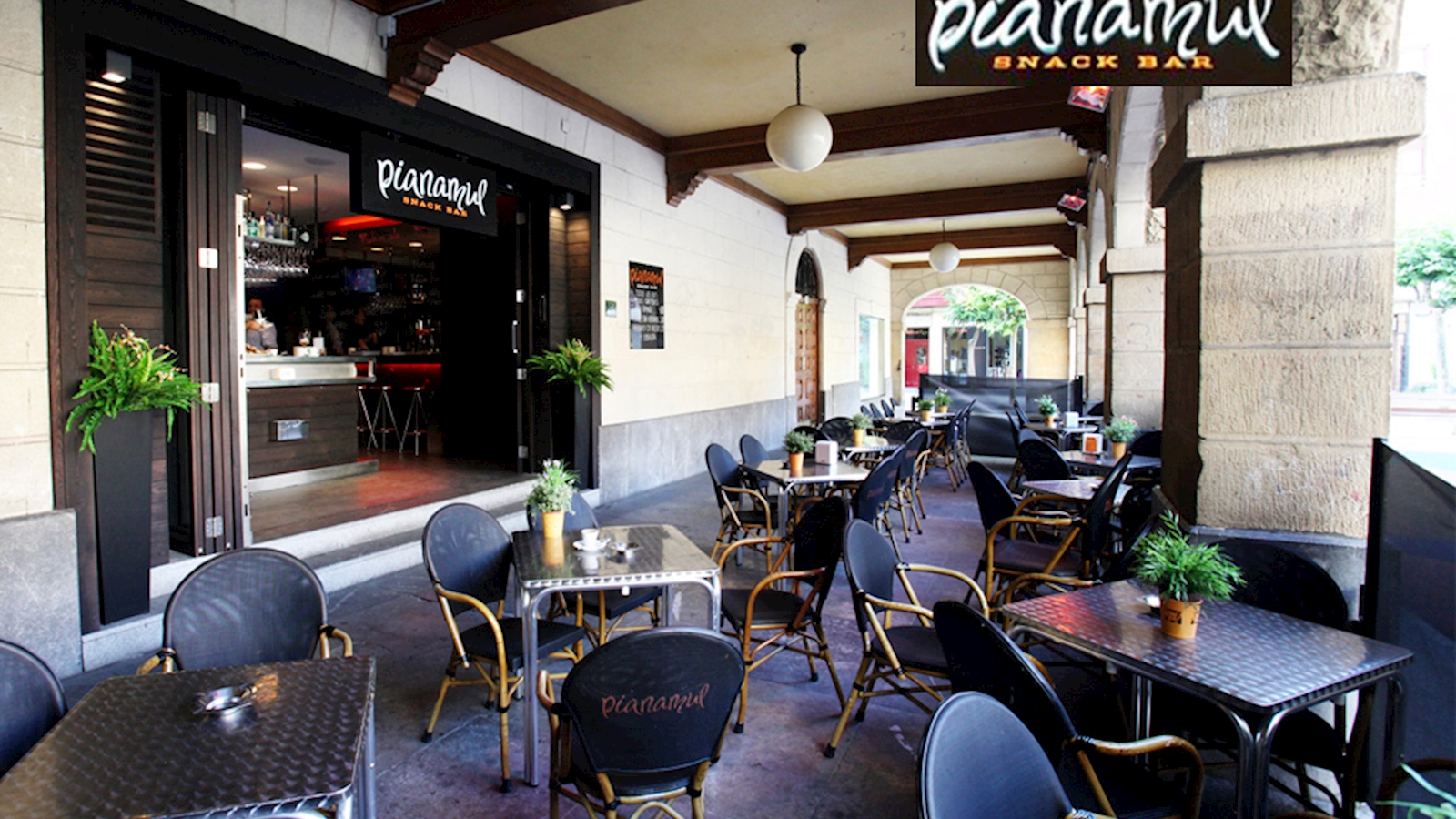 Bar de pintxos, raciones, platos combinados y pizzas. 