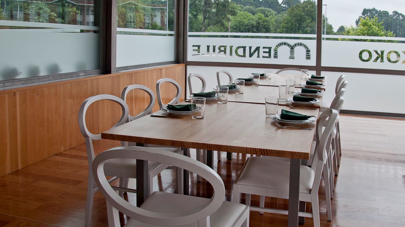 Momentos y vivencias en un espacio adaptado a la cultura del Txoko tradicional. El Txakoli protagonista principal.