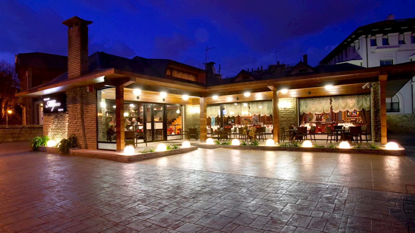 El espacio idóneo para disfrutar de la mejor cocina tradicional con matices modernos. Formal o informal lo decides tu.