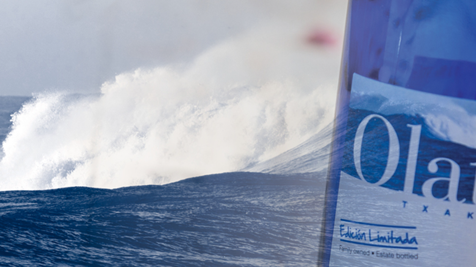 Olatu (ola en euskera) es un vino muy singular y que sólo unos pocos pueden disfrutar debido a que la variedad Txakoli tiene una producción muy limitada. Sólo se produce en la zona del País Vasco, junto a la costa cantábrica. Olatu es un Txakoli notable y especial, criado en sus propias lías.
El Txakoli es un vino relativamente desconocido que nace en una franja costera del mar cantábrico de apenas unos pocos kilómetros, lo que limita su producción y lo convierte en especial.
Un vino que ha mejorado en calidad espectacularmente según se han ido mejorando
las técnicas de producción, pero que sigue conservando su carácter tradicional ya que
su producción sigue en manos de pequeños propietarios que lo cultivan con devoción
y amor de artesanos.
Un vino que nace en una tierra donde la gastronomía es casi una religión, donde
probablemente se degustan los mejores pescados frescos a la parrilla y donde se da el mayor número de estrellas Michelin por habitante del mundo.