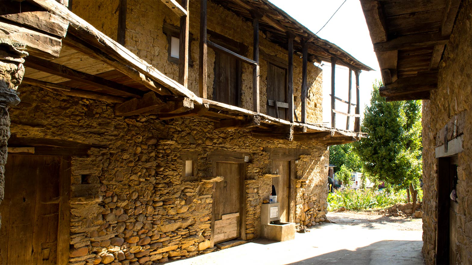 ELABORACION ARTESANAL, BODEGA ANTIGUA, PIEDRA, BARRO, CASTAÑO, PIZARRA