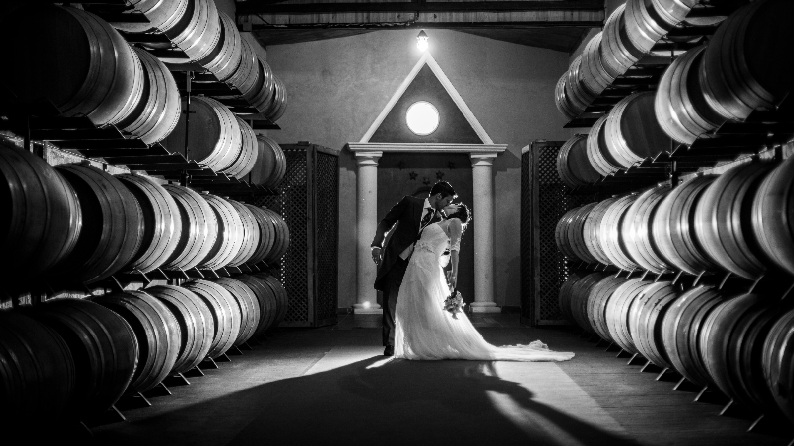 El lugar donde está enclavada la "Bodega Tres Jotas" goza de una temperatura perfecta para que el vino salga de aquí con gran calidad y sabor.

El objetivo, que siempre se mantiene presente, es mantener la tradición. Por ello, todos los productos son curados, envejecidos y mimados al detalle para pasar duros controles, tanto sanitarios como de calidad, reconocidos por este país y el mundo internacional del sector del vino.