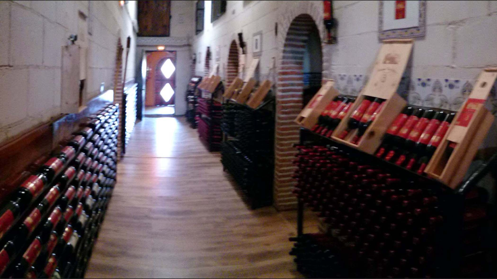 En el año 1990 la familia Hernández comenzó a seleccionar y elaborar sus vinos con el objetivo de conseguir que los paladares más exigentes pudieran degustar lo mejor de esta tierra. Una meta, sin duda, alcanzada.

Esta explotación, con una extensión cercana a los 30 mil metros cuadrados, es propiedad de la familia desde hace varias generaciones. En sus inicios estuvo dedicada a la cría de caballos de "Pura Raza Española", actividad que se conserva ya como una afición.

El amor de su fundador, Jesús Hernández, por los bellos rincones de la Ribera y de Castilla y León hizo que "Bodegas Tres Jotas" consiguiera elaborar un vino de gran calidad, elegante y con un sabor inmejorable.

Unos vinos que han sabido acaparar, en muy poco tiempo, las miradas de muchos amantes de lo bueno y que han conseguido un gran reconocimiento a nivel nacional e internacional.