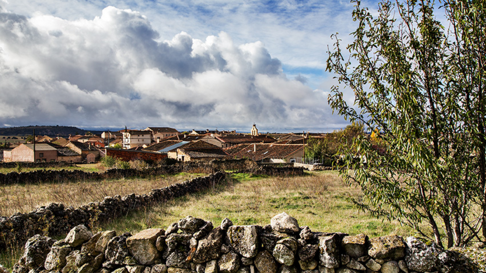 La Matilla con la Sierra de Guadarrama al fondo, tapada por nubes bajas