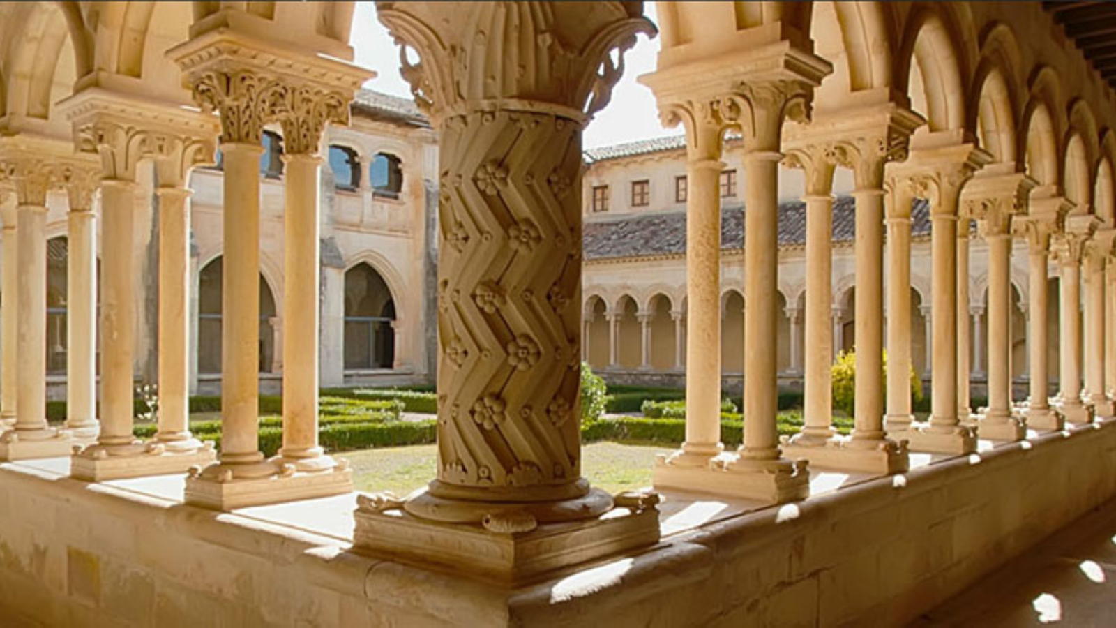 Columna con capitel único en el Císter