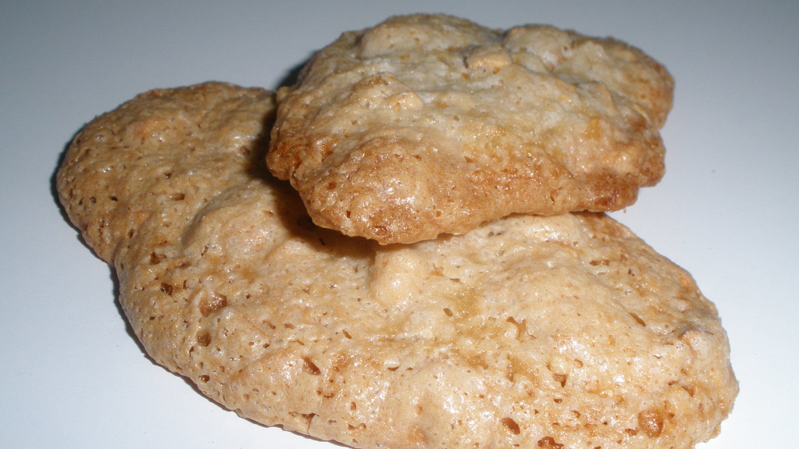 FEOS

En la repostería tradicional zamorana son de renombre los típicos "Feos",  una especie de galletas  o pastas  de almendra, con una dureza crujiente. Son elaborados a base de almendra troceada - de gran calidad -enriquecida con un alto contenido de calcio y de fósforo.