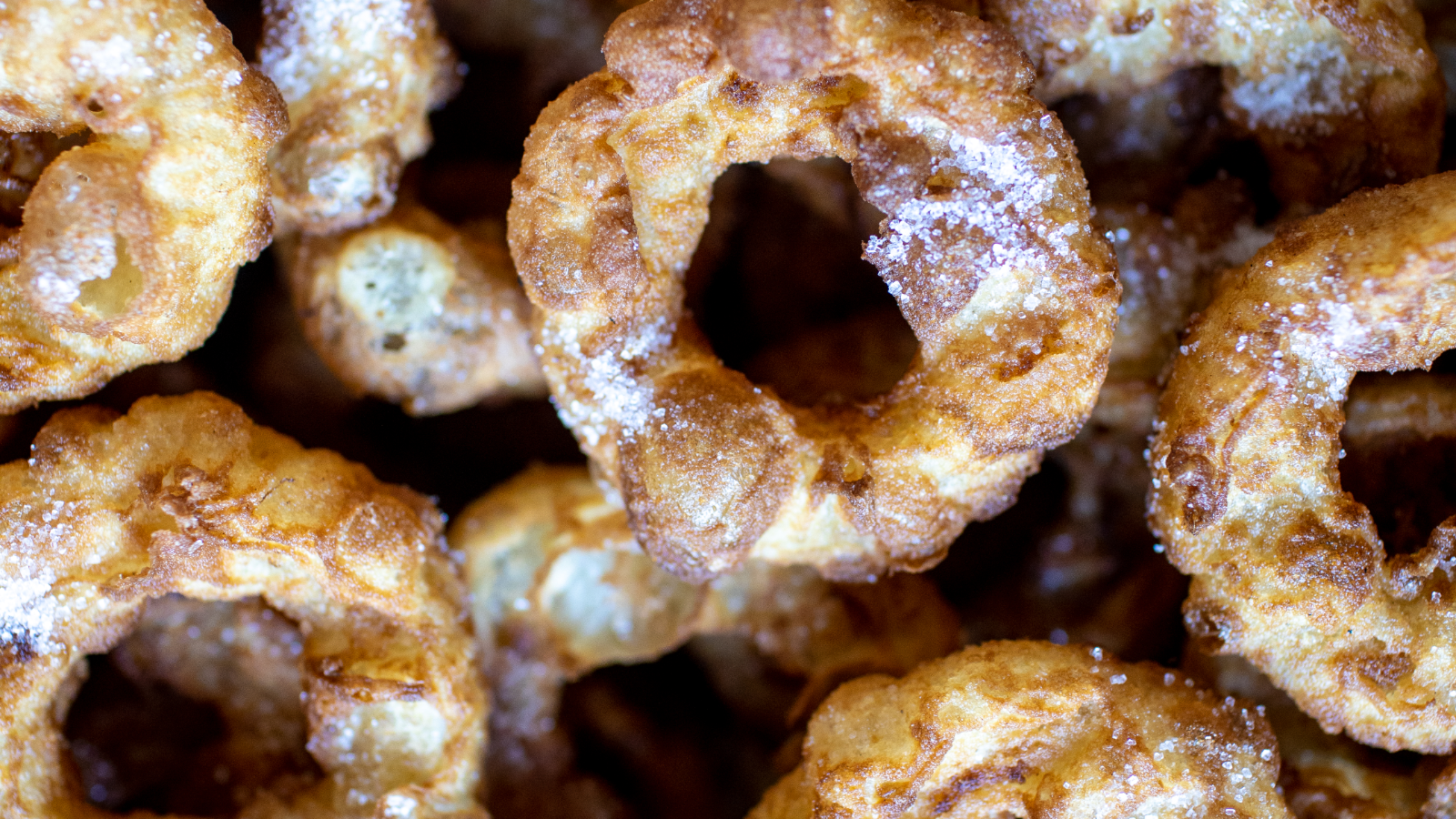 LAS ROSQUILLAS

Es un delicioso dulce elaborado con una masa de almendra y azúcar;  frita, va recubierta de leche y harina. Se  conocen como “rosquillas de ángel”.   Es  uno de los dulces  más   valorados. Se vende durante todo el año,  especialmente en Navidad. Contiene gluten

Hace aproximadamente un siglo las hermanas del monasterio comenzaron con la tradición de elaborar estas rosquillas de almendra a mano. En su origen las almendras eran trituradas manualmente con un almidez. Las hermanas mas veteranas aun recuerdan esos tiempos y han transmitido con sabiduría la receta a las nuevas generaciones