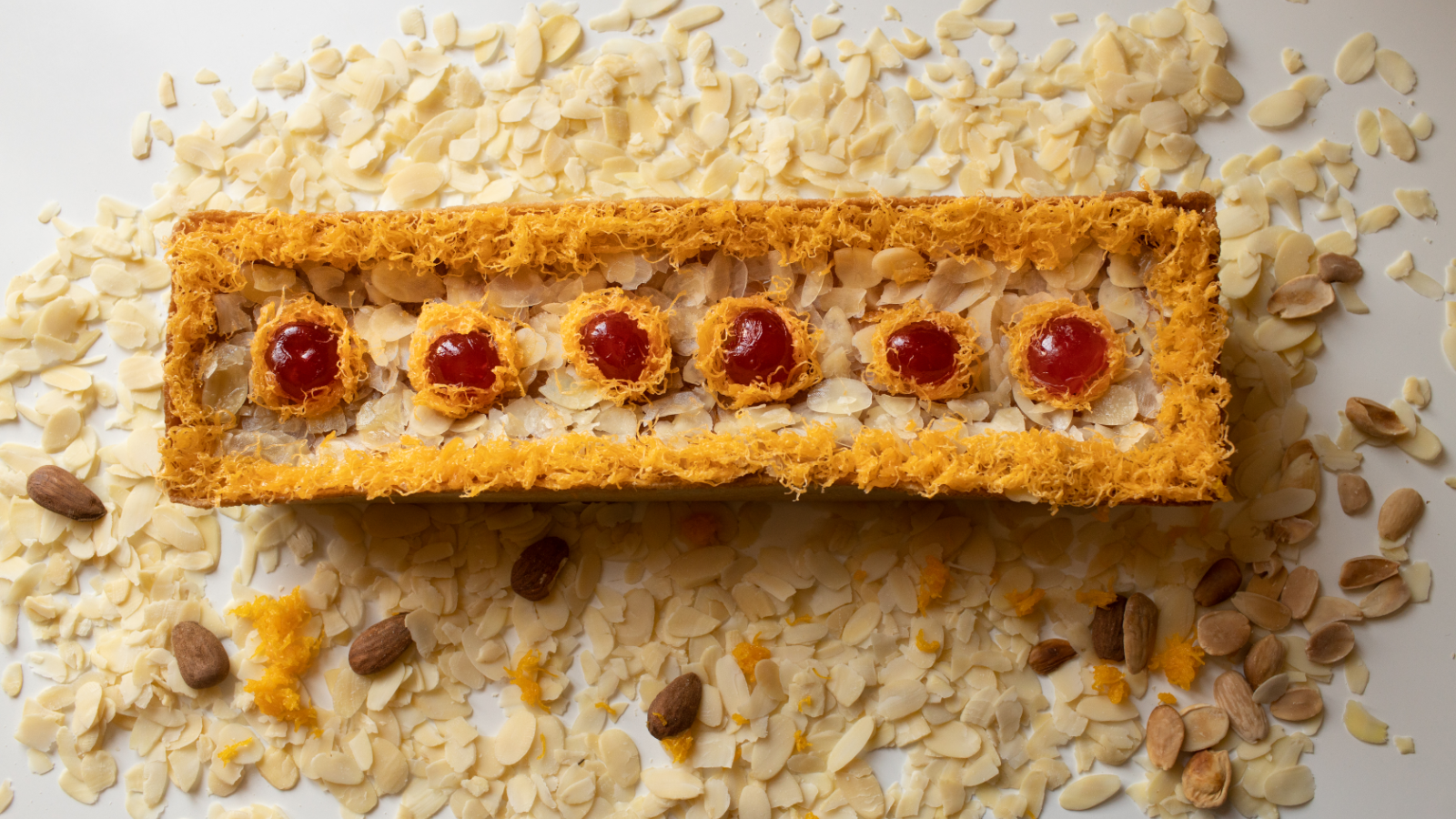 TARTA CISTER

Es nuestra especialidad más destacada junto con las “rosquillas de ángel”.

La tarta  cister es una exquisita tarta elaborada a  base de harina de trigo, rellena con una masa  de almendra, Azúcar,  huevos y canela, cocida al horno. La tarta va adornada con cerezas,  almendra laminada,  huevos hilados y bañada  en  un delicioso almíbar.

La tarta cister  lleva más de 100 años elaborándose  en esta comunidad. Es uno de los productos con más trayectoria en nuestra repostería. Contiene gluten en pequeña cantidad