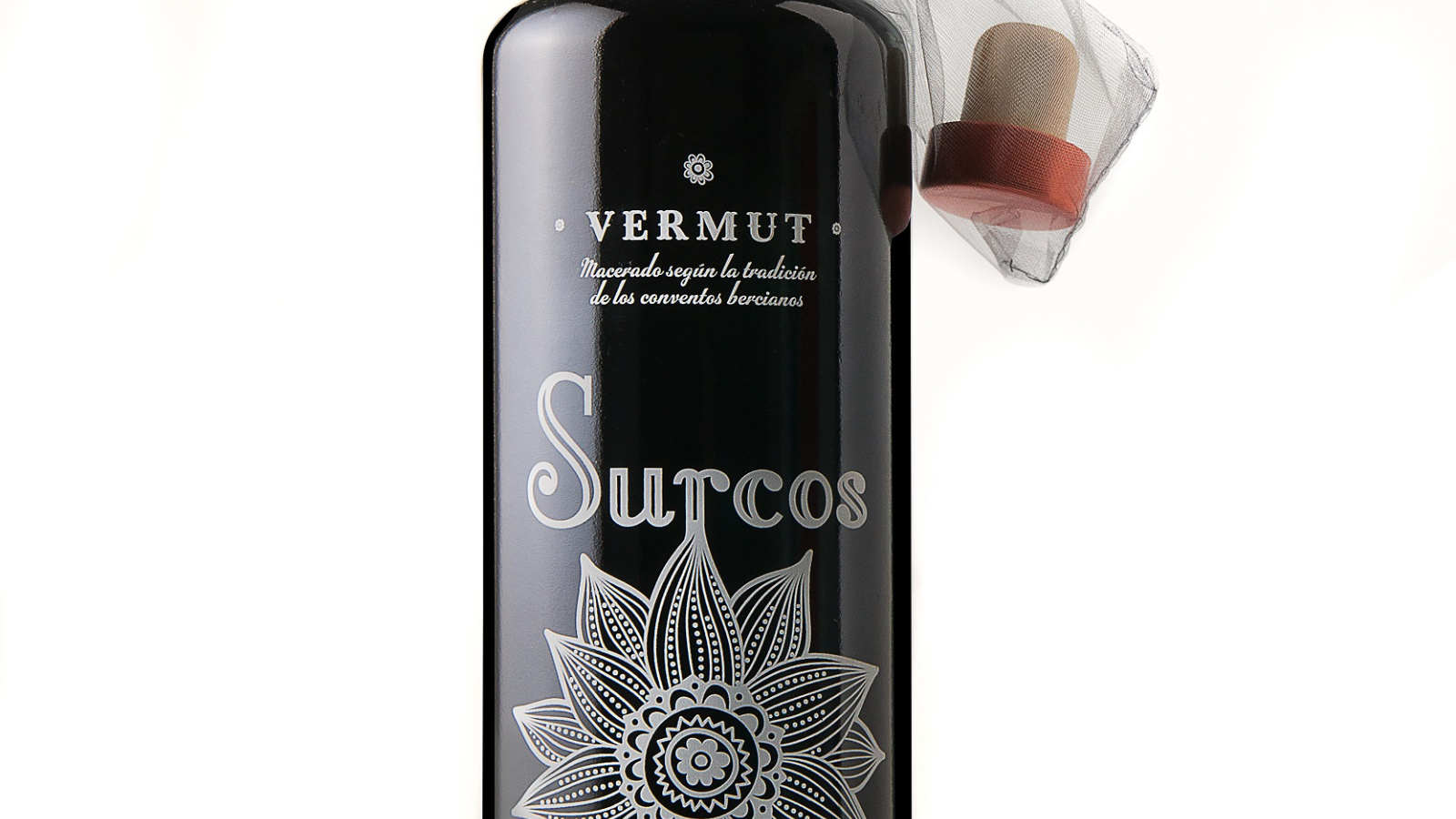 Nuestro último reto y novedad en la bodega, pero a pesar de su juventud, ya ha recibido 90 puntos en la guía Peñin. Variedades blanco y rojo.

En su elaboración está muy presente la tradición de los conventos que jalonaban el Camino de Santiago que, desde el centro de Europa, trajo a la península no sólo la vid y el vino, sino también una manera de entender y practicar la agricultura.

Vermouth Surcos tiene, en ese sentido, una expresión aromática y gustativa que lo relaciona con la espiritualidad de los claustros y transmite inevitablemente una acaramelada sensación de paz y sosiego.

Elaborado en base a la afamada fórmula tradicional del convento de los Paules de Villfranca del Bierzo. Base de Godello fermentado con hierbas y raíces que, en su mayoría, proceden del entorno de la comarca, y que le aportan un arma botánico con fino amargor. Para paladares muy exigentes.

Vermut con ligeros toques amargos, nada dulce y con matices de los botánicos que incluye